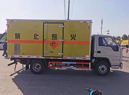 格尔木爆破器材运输车技术升级与安全合规新趋势